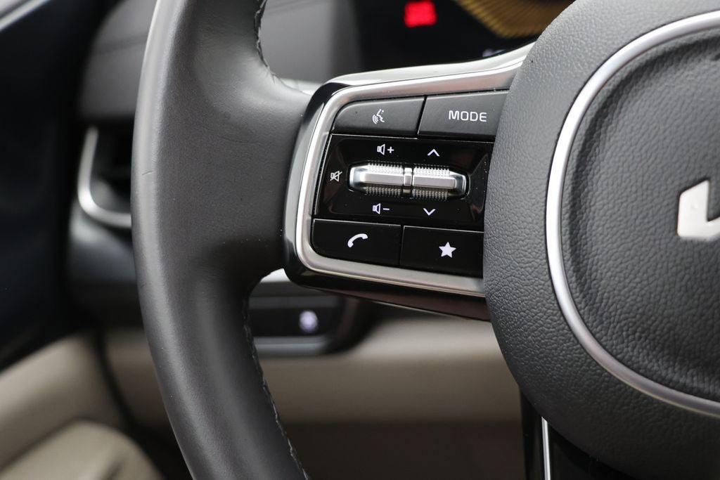 Used 2025 Kia Carnival FWD image 17