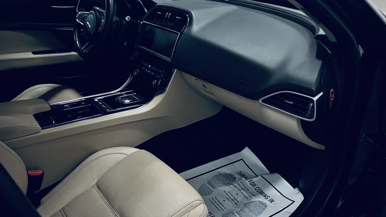 Used 2019 Jaguar XE Prestige image 22