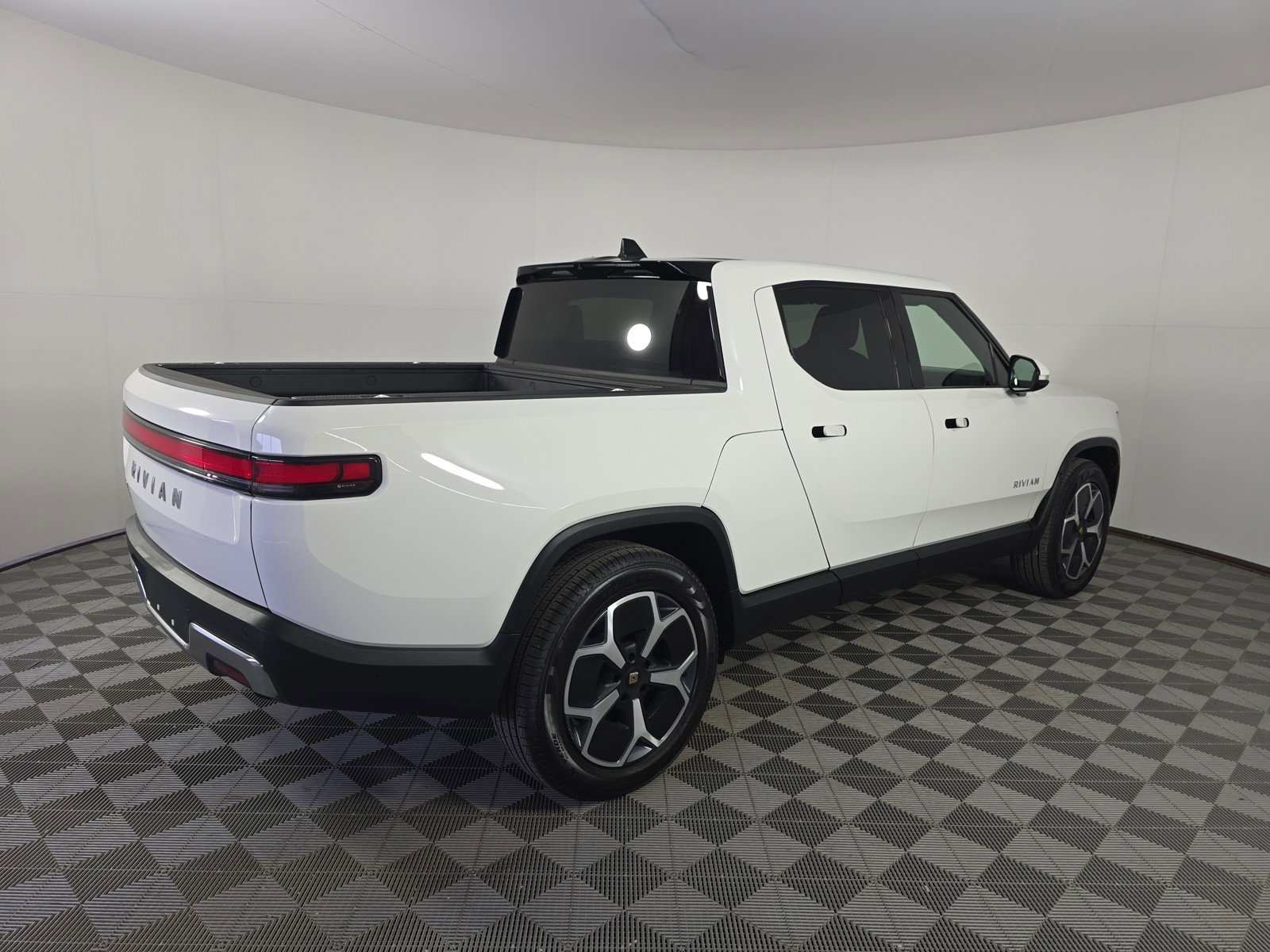 Used 2024 Rivian R1T Adventure AWD/4WD image 5