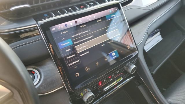 Used 2022 Jeep Grand Cherokee Overland w/ Advanced Protech Group III image 20