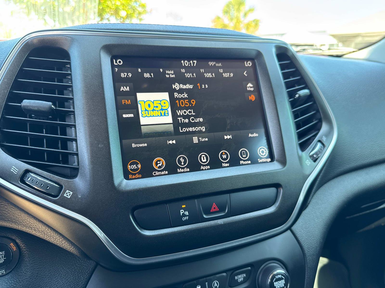 Used 2019 Jeep Cherokee Trailhawk AWD/4WD image 23