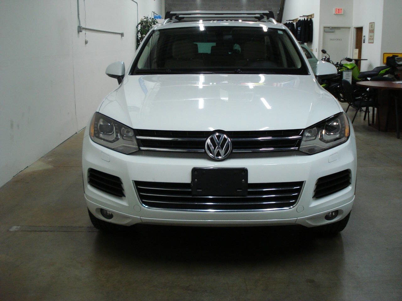 Used 2013 Volkswagen Touareg Sport image 9