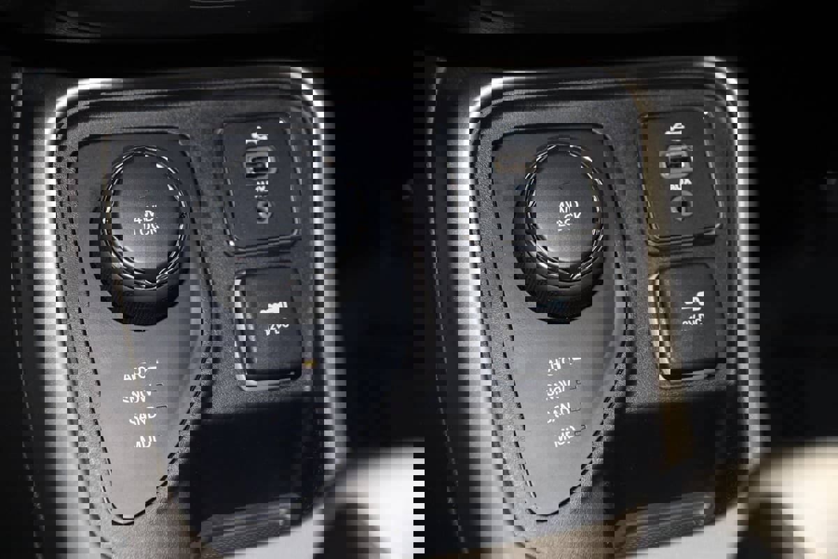 Used 2018 Jeep Compass Latitude w/ Popular Equipment Group image 24