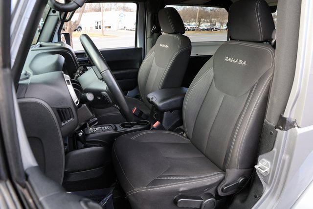 Used 2018 Jeep Wrangler Sahara w/ Connectivity Group image 14