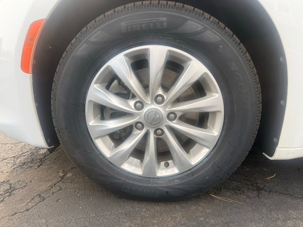 Used 2018 Chrysler Pacifica Touring-L image 9