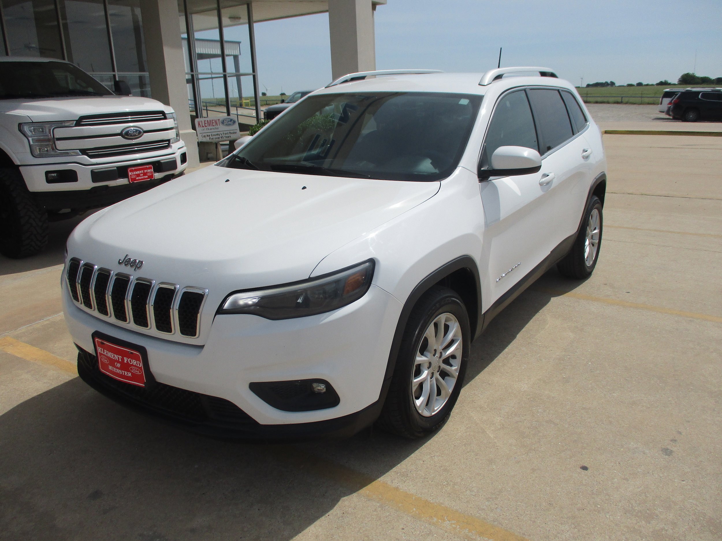 Used 2019 Jeep Cherokee Latitude w/ Popular Appearance Group FWD image 2