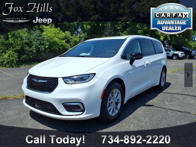 Used 2026 Chrysler Pacifica Limited FWD image 3