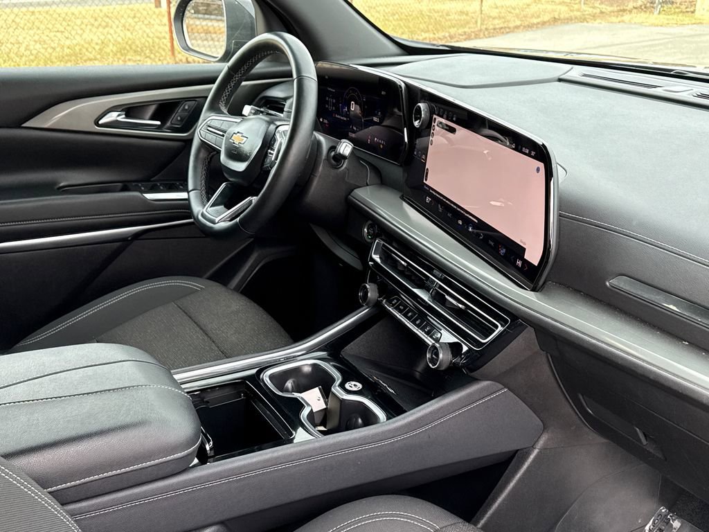 Used 2024 Chevrolet Traverse LT image 7