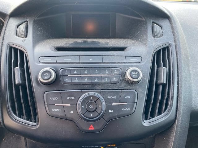 Used 2015 Ford Focus SE w/ SE Cold Weather Package FWD image 21