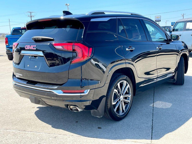 Used 2020 GMC Terrain Denali w/ Denali Premium Package FWD image 4