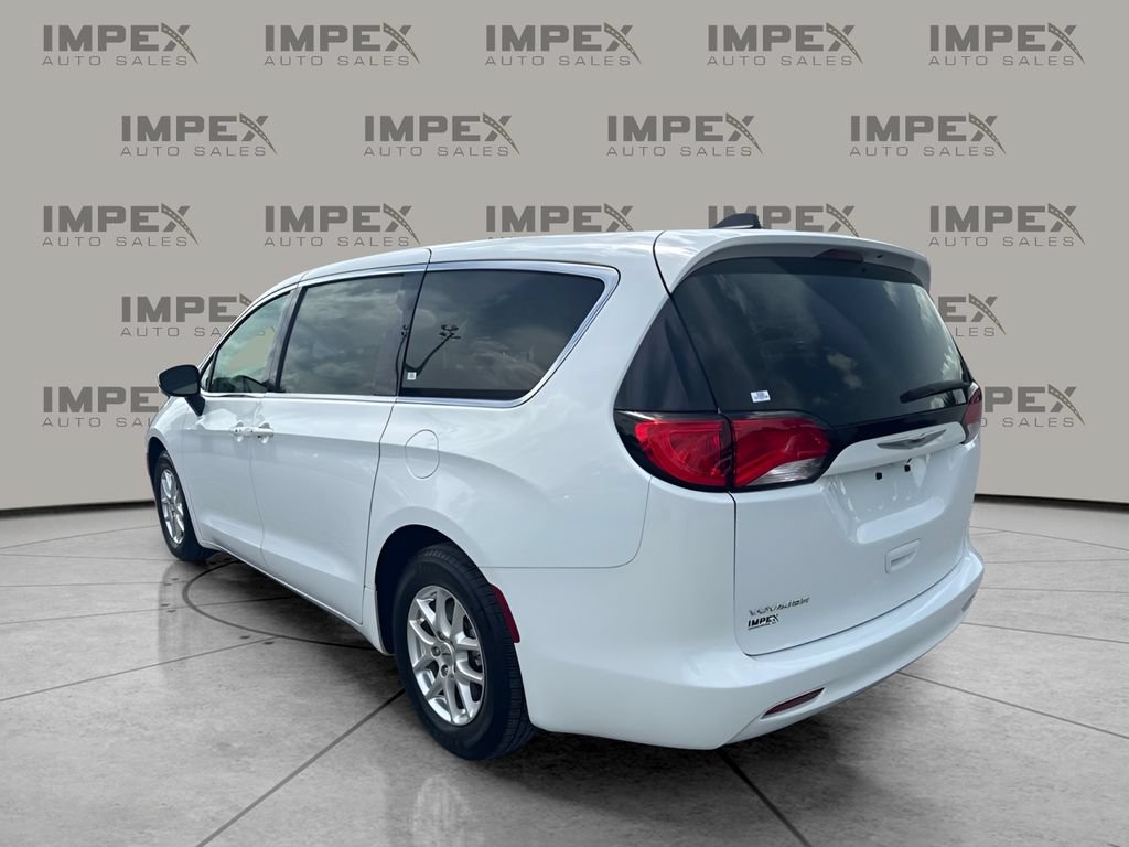 Used 2022 Chrysler Voyager LX FWD image 2