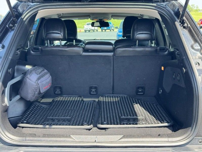 Used 2016 Jeep Cherokee Trailhawk w/ Cold Weather Group AWD/4WD image 4