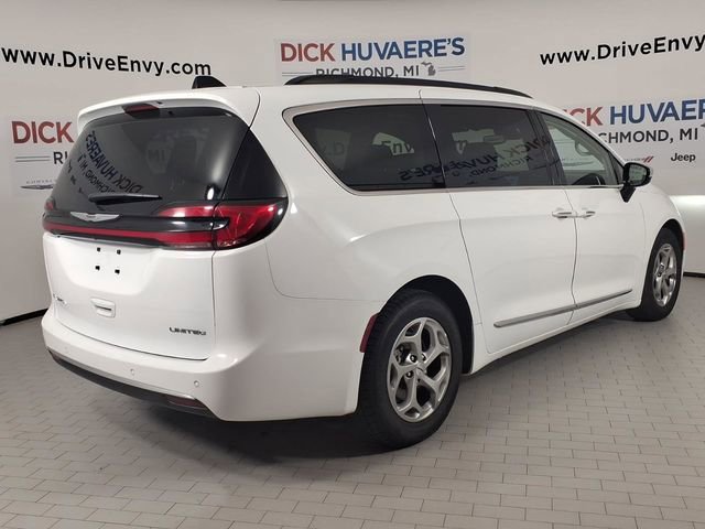 Used 2023 Chrysler Pacifica Limited image 4