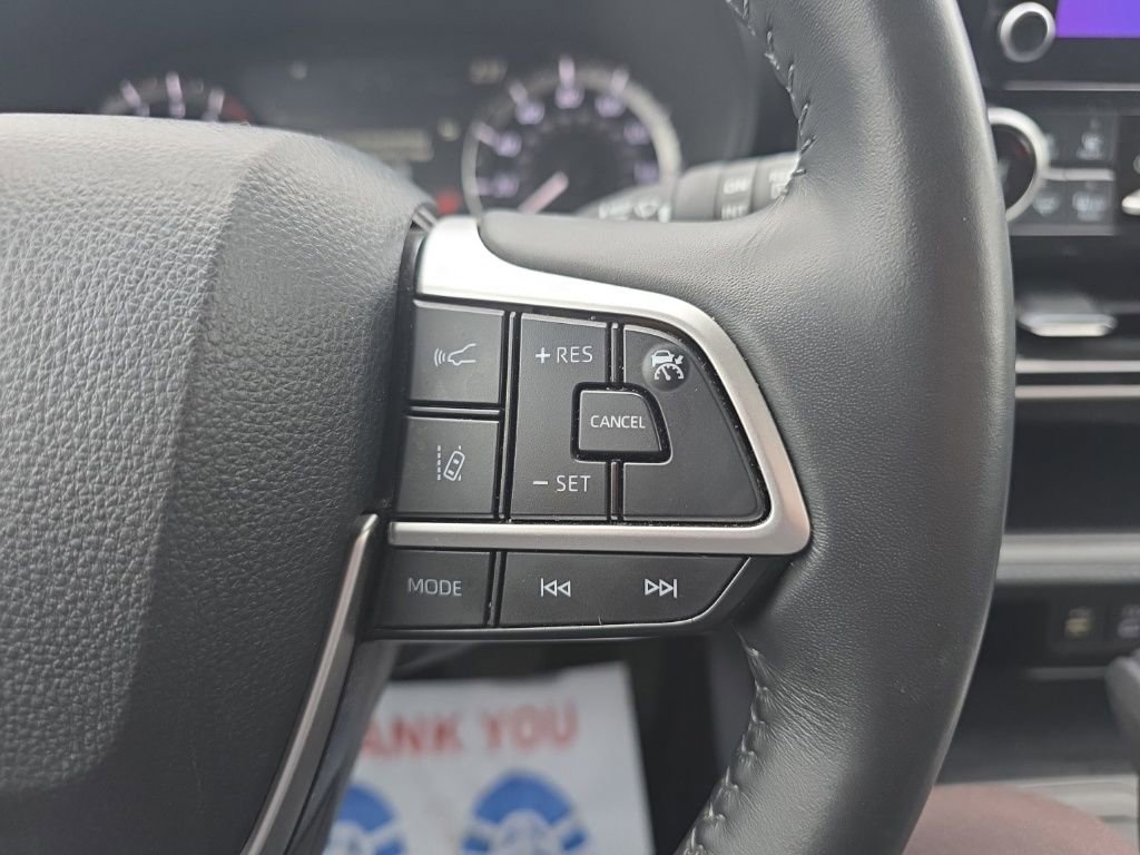 Used 2024 Toyota Highlander LE image 27