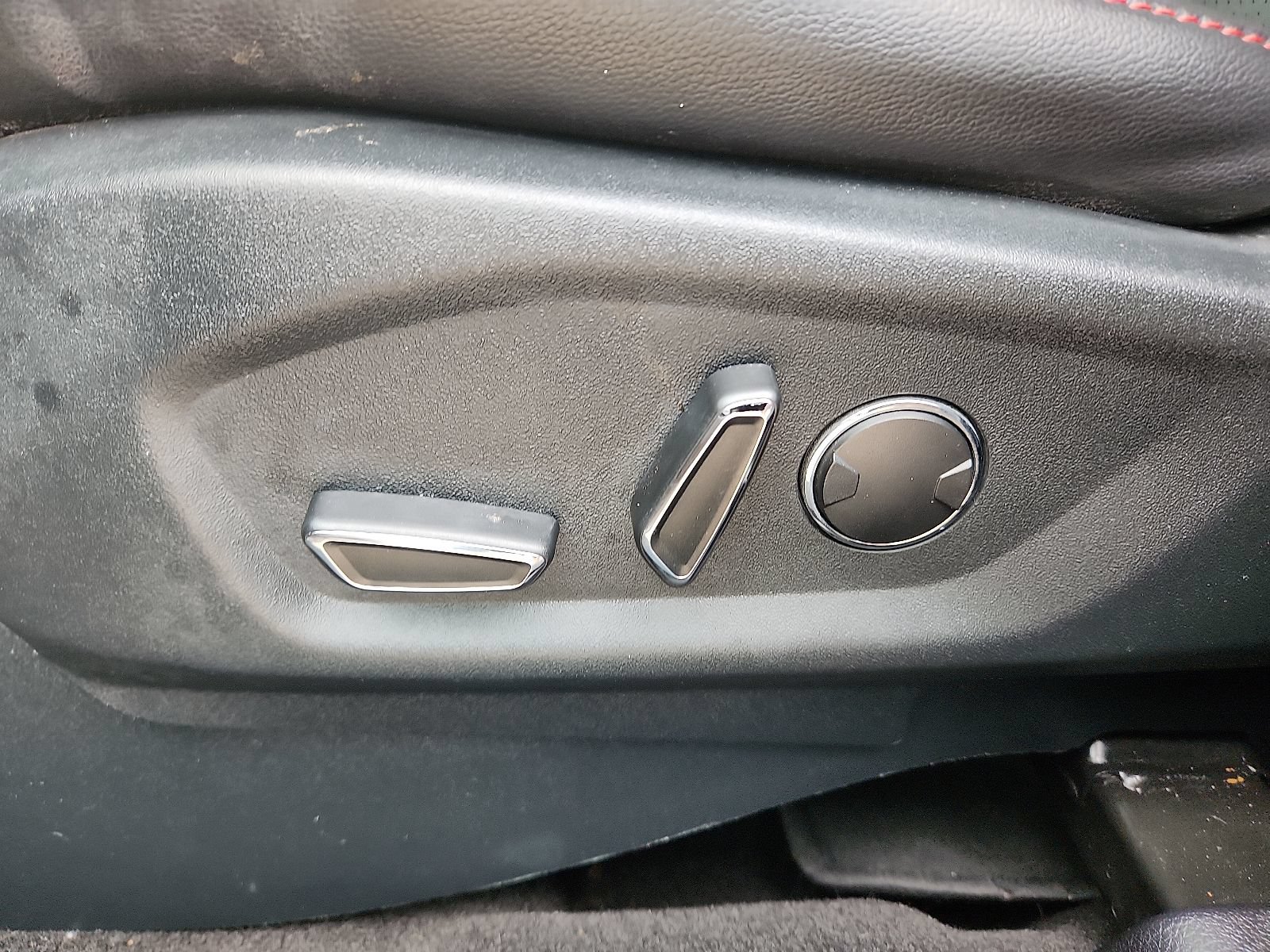 Used 2018 Ford Explorer XLT w/ Equipment Group 202A FWD image 14