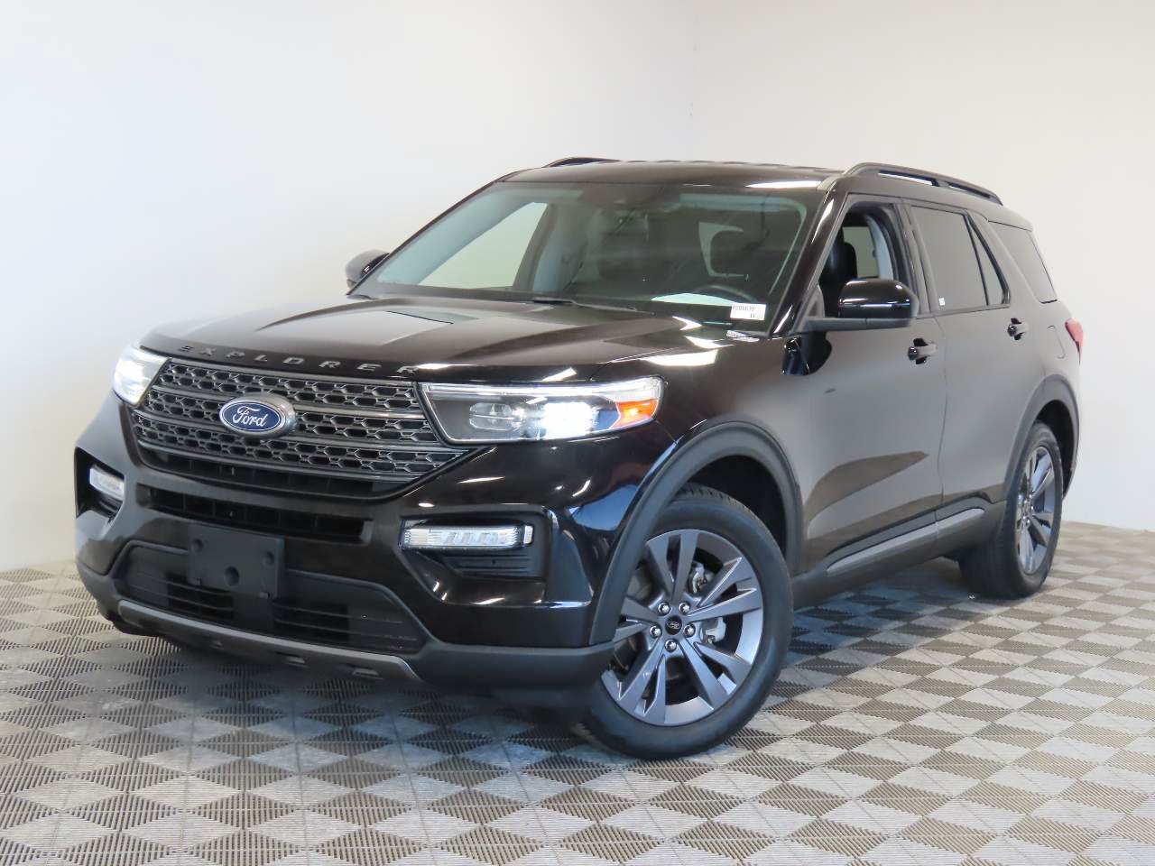 Used 2023 Ford Explorer XLT w/ Equipment Group 202A RWD image 1