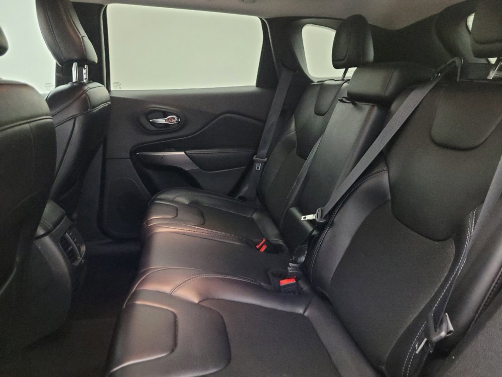 Used 2019 Jeep Cherokee Latitude Plus AWD/4WD image 18