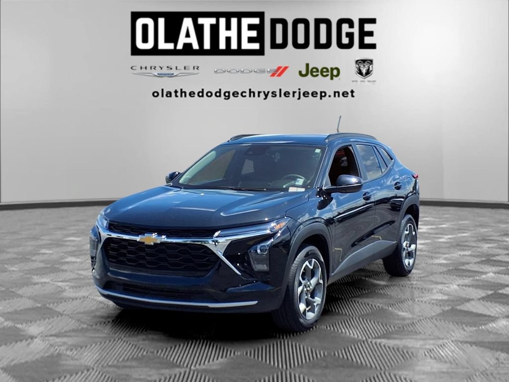 Used 2025 Chevrolet Trax LT FWD image 1