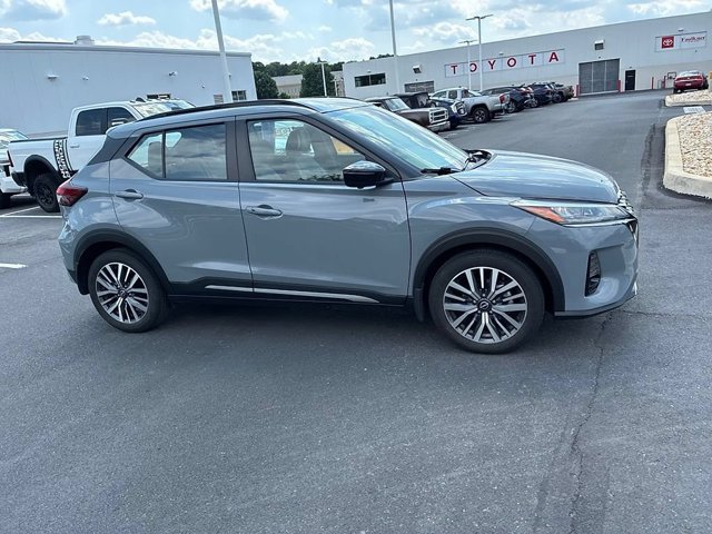 Used 2023 Nissan Kicks SR w/ SR Premium Package FWD image 4