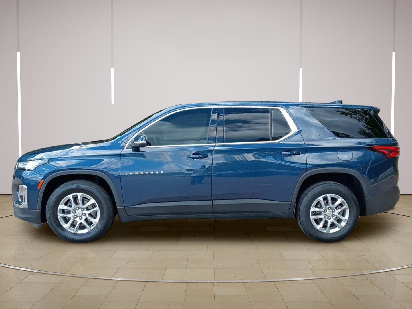 Used 2023 Chevrolet Traverse LS w/ Safety Package FWD image 4