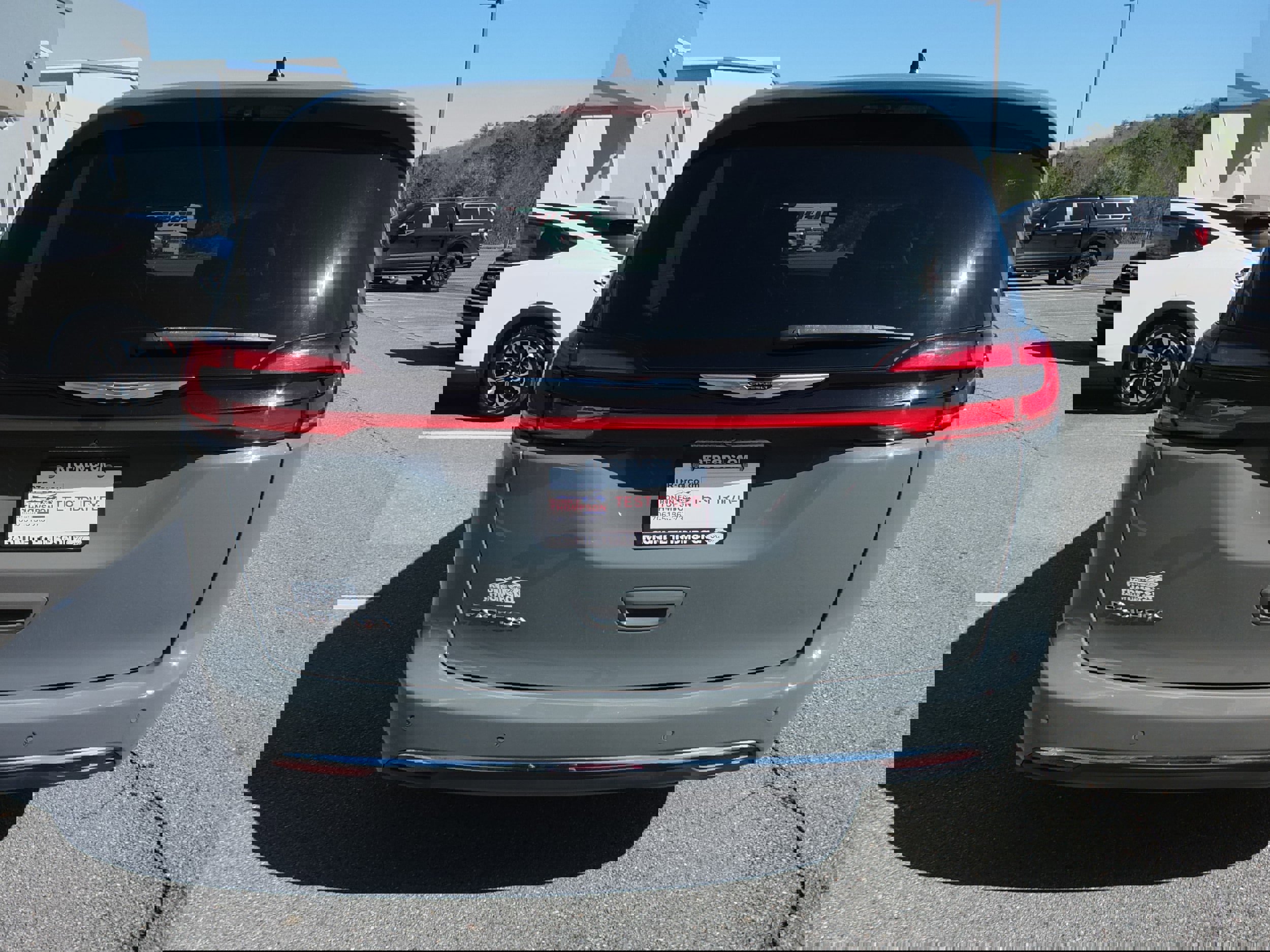 Used 2023 Chrysler Pacifica Touring-L image 4