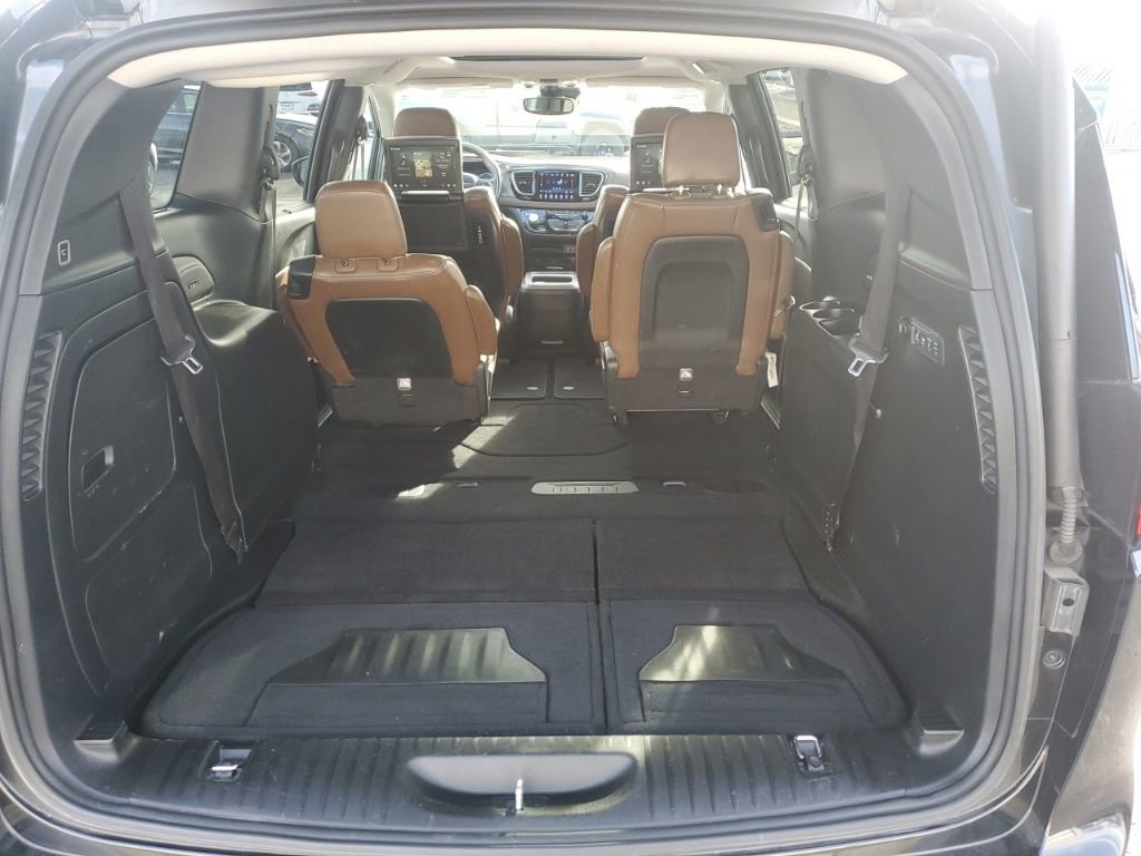 Used 2017 Chrysler Pacifica Limited image 28