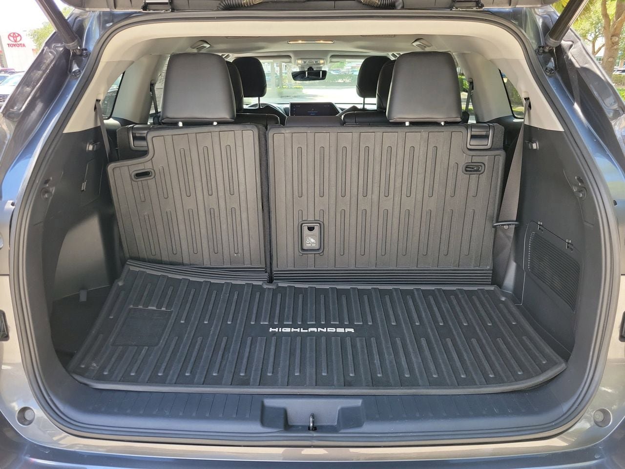 Used 2023 Toyota Highlander XLE FWD image 7