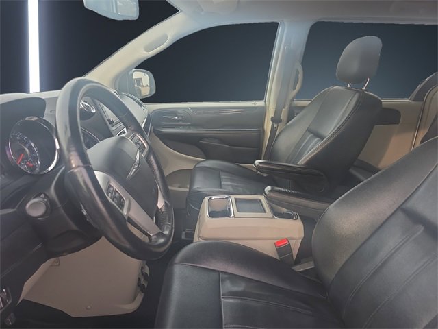 Used 2015 Chrysler Town & Country Touring w/ Driver Convenience Group image 9