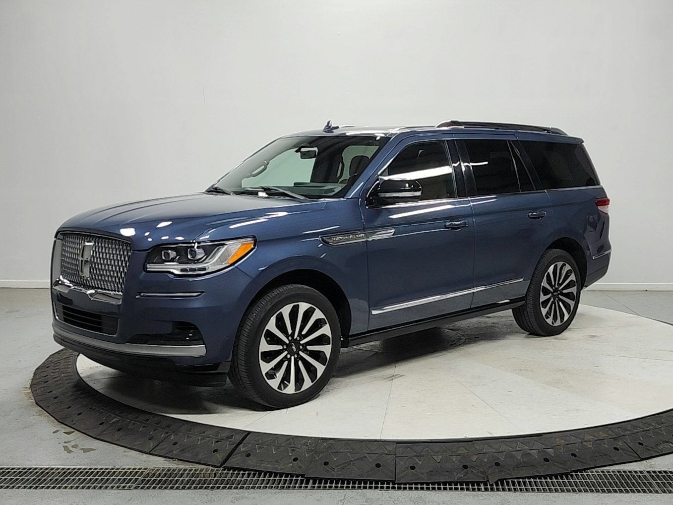 Used 2022 Lincoln Navigator Reserve AWD/4WD image 3