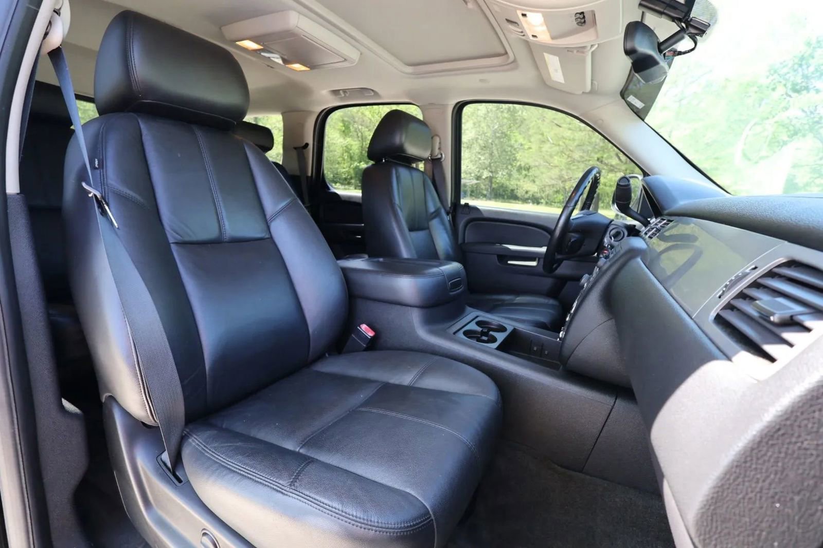 Used 2010 Chevrolet Tahoe LT w/ Luxury Package AWD/4WD image 21