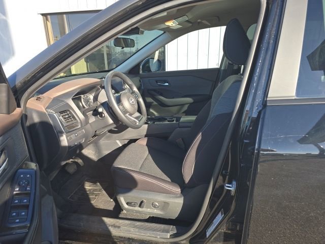 Used 2023 Nissan Rogue SV image 12
