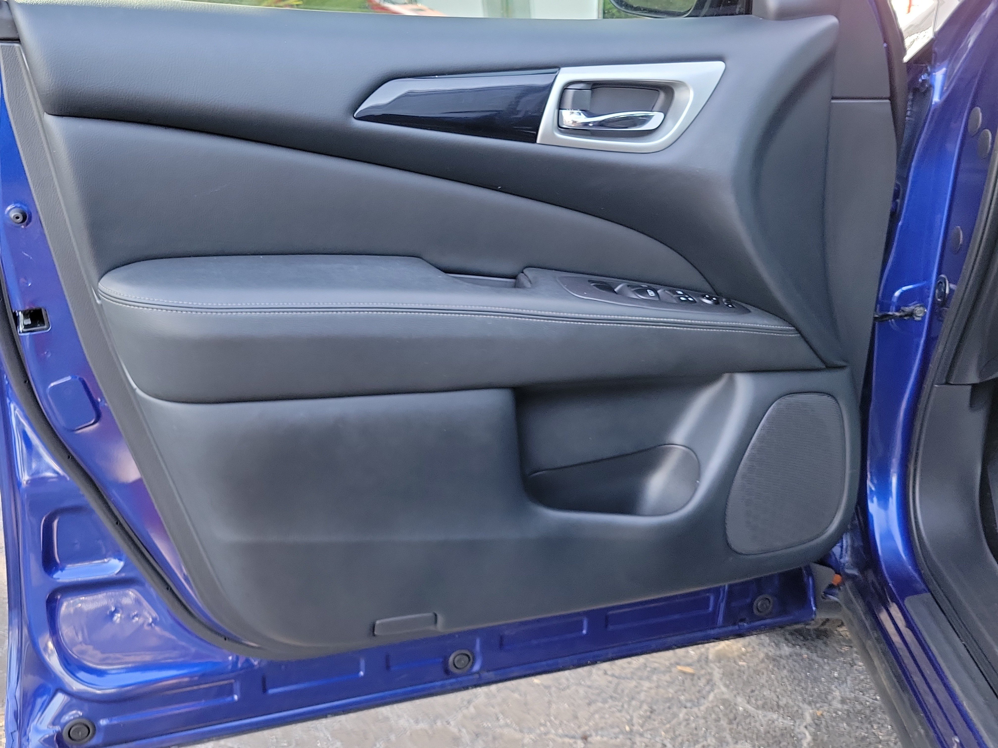Used 2018 Nissan Pathfinder SV FWD image 17