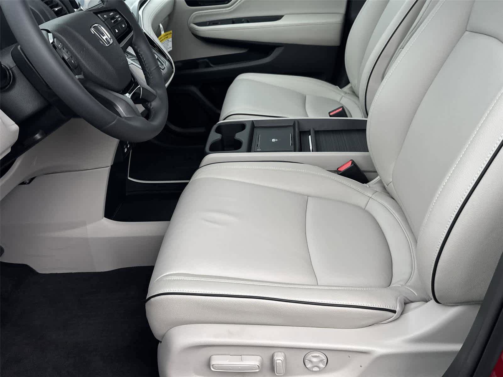 Used 2026 Honda Odyssey Touring image 14