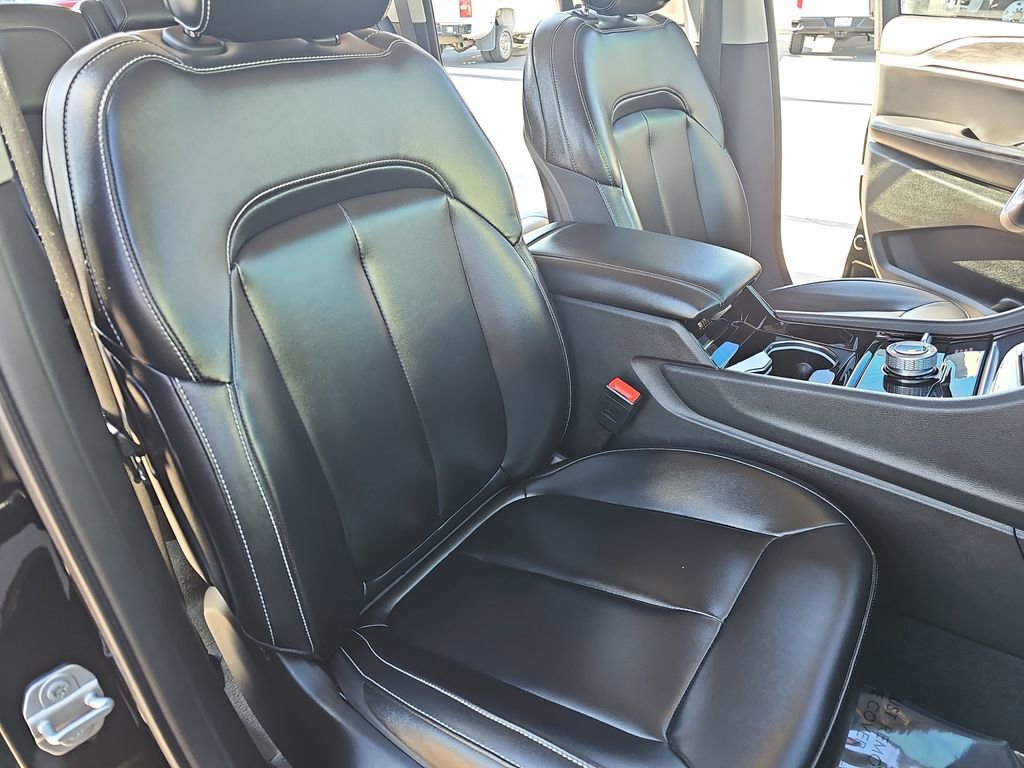 Used 2023 Jeep Grand Cherokee Limited w/ Black Appearance Package image 10