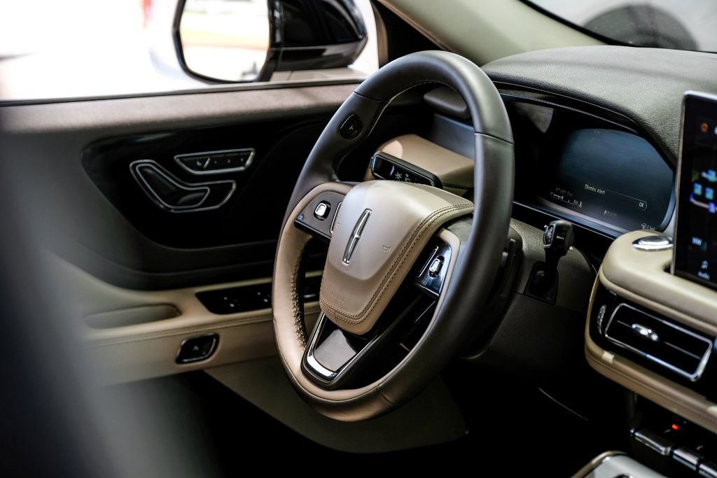 Used 2023 Lincoln Aviator AWD w/ Premium Package image 12