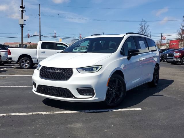 Certified 2026 Chrysler Pacifica Limited w/ S Appearance Package FWD image 37