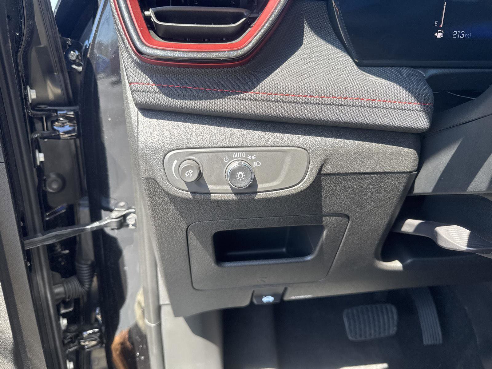 Used 2025 Chevrolet TrailBlazer RS w/ Convenience Package FWD image 24