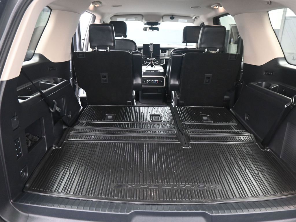 Used 2022 Ford Expedition XLT image 3