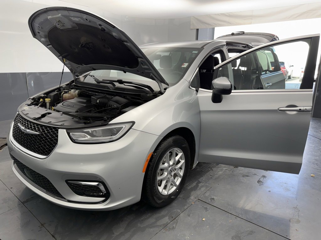 Used 2023 Chrysler Pacifica Touring image 16