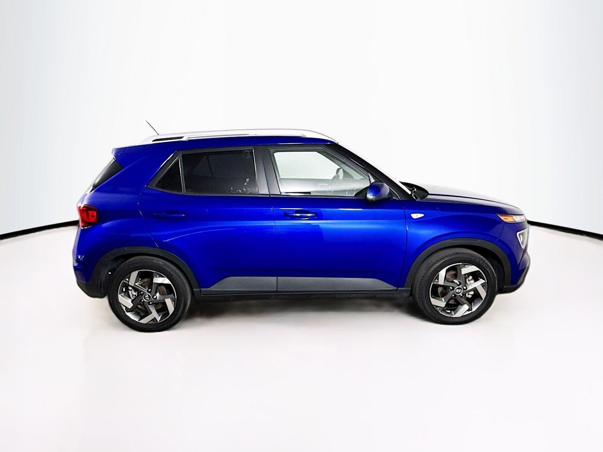 Used 2024 Hyundai Venue SEL FWD image 2