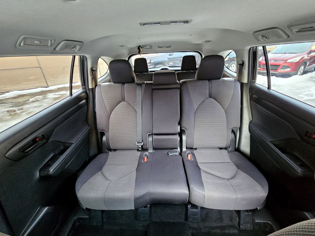 Used 2020 Toyota Highlander LE image 12