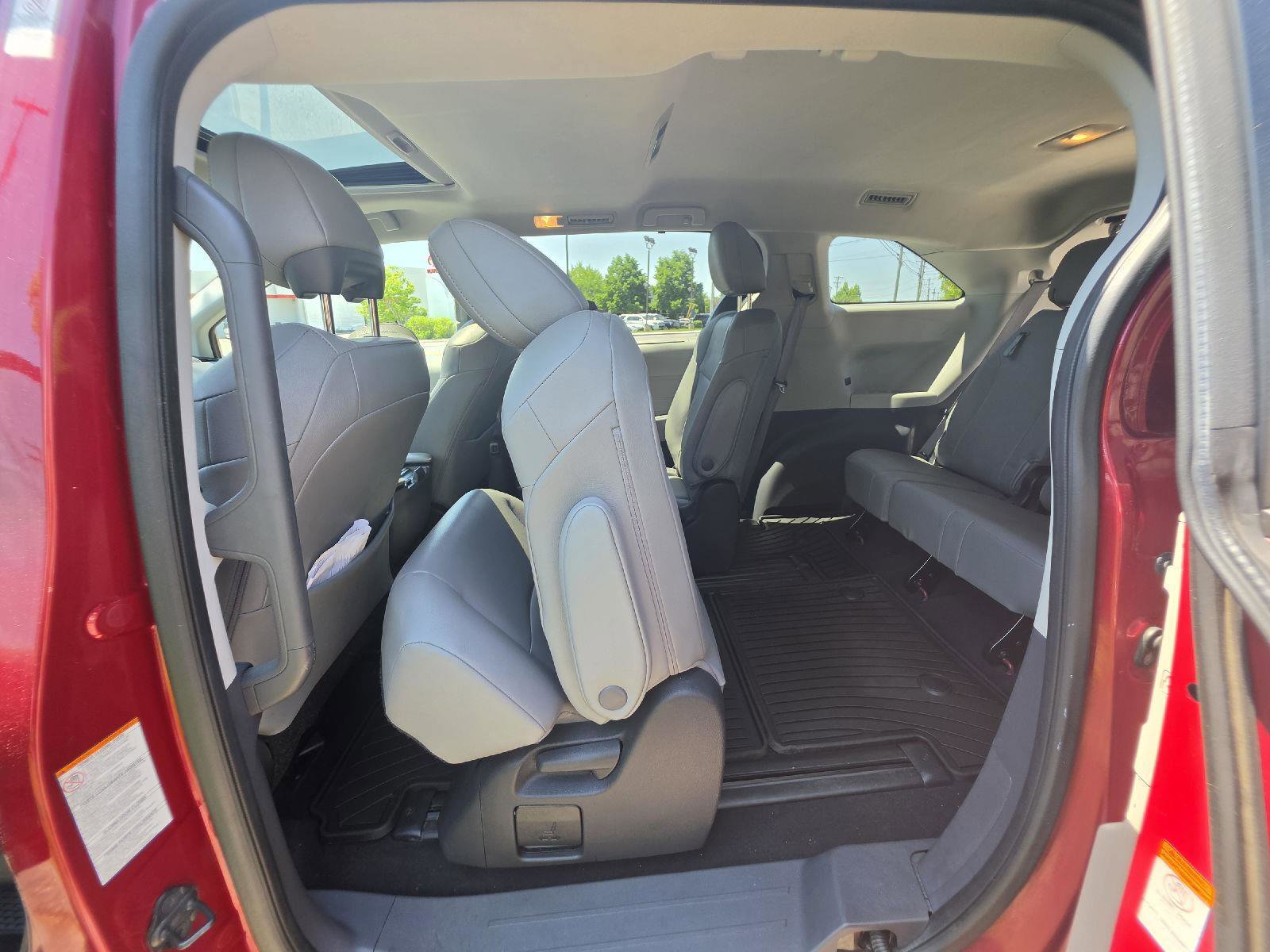 Used 2022 Toyota Sienna XLE FWD image 16