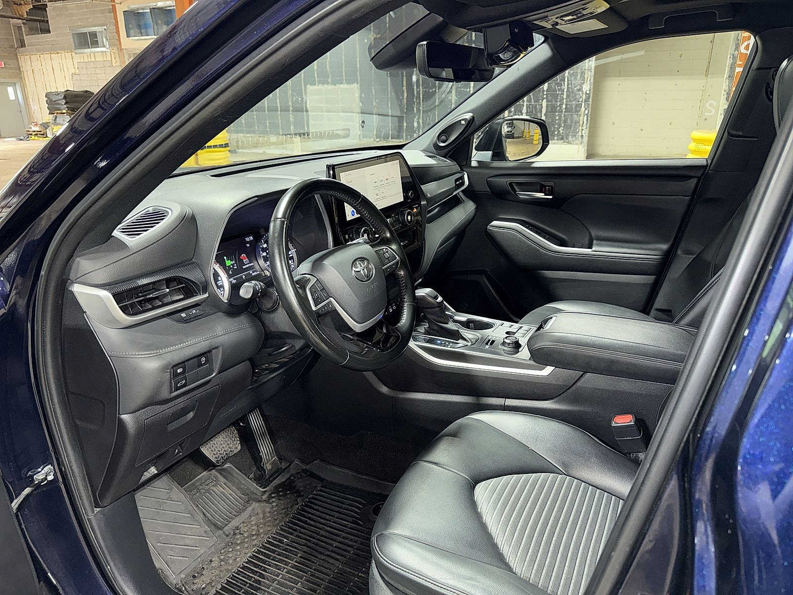 Used 2023 Toyota Highlander XSE AWD/4WD image 30