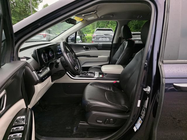 Used 2023 Kia Carnival LX FWD image 16