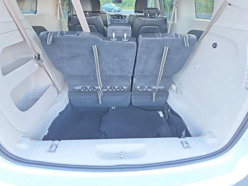 Used 2024 Chrysler Pacifica Touring-L FWD image 14