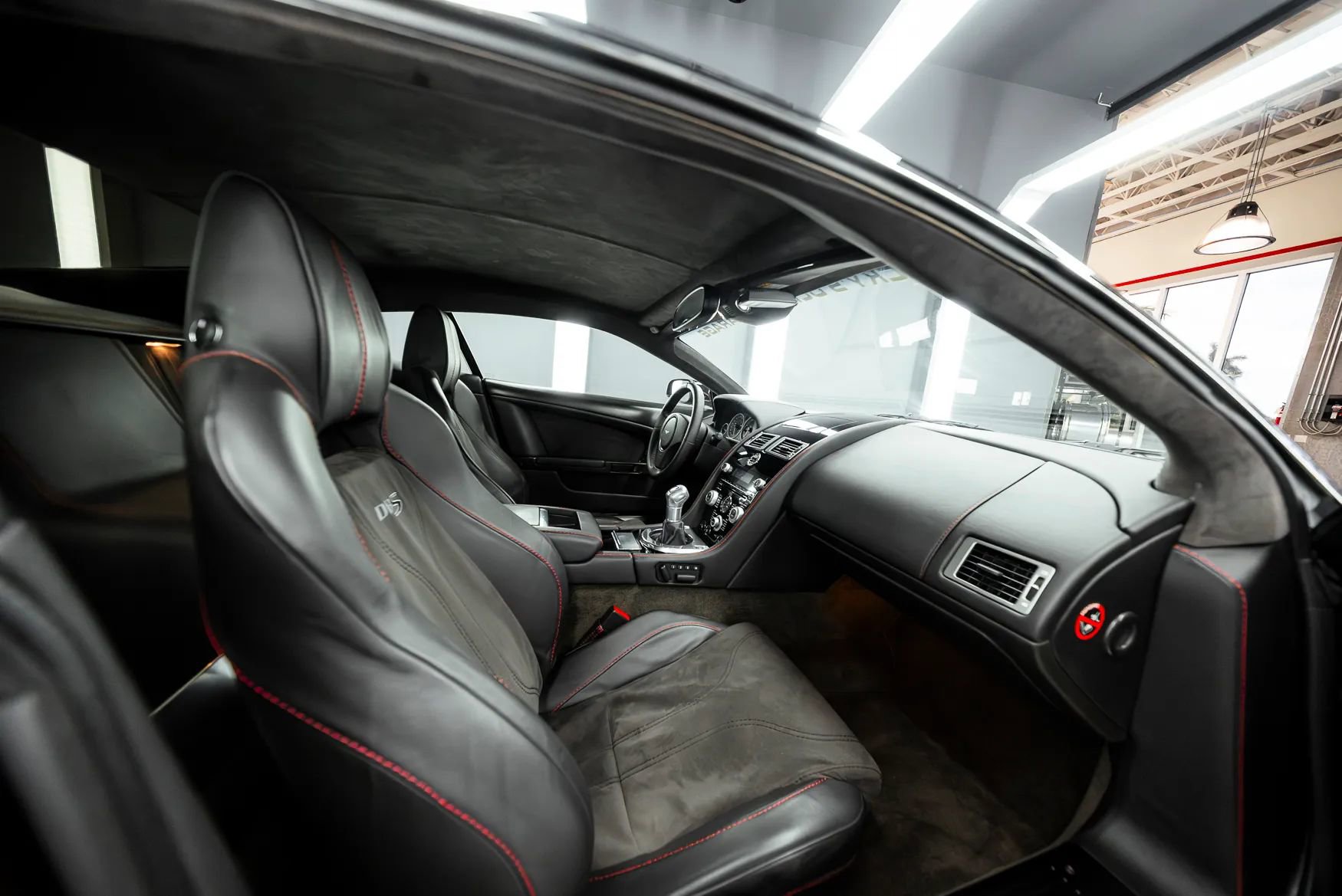 Used 2009 Aston Martin DBS Coupe RWD image 29