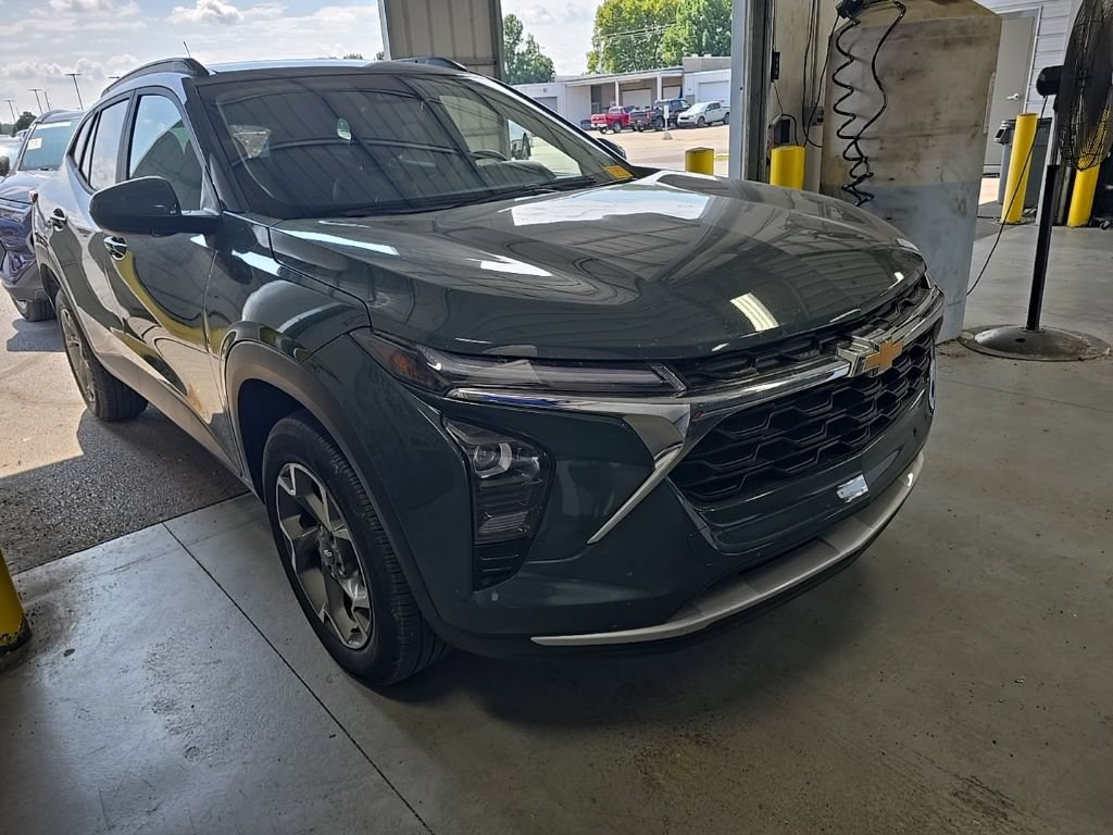 Used 2025 Chevrolet Trax LT FWD image 1