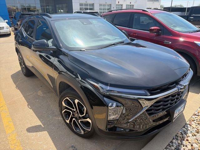 Used 2025 Chevrolet Trax RS FWD image 1
