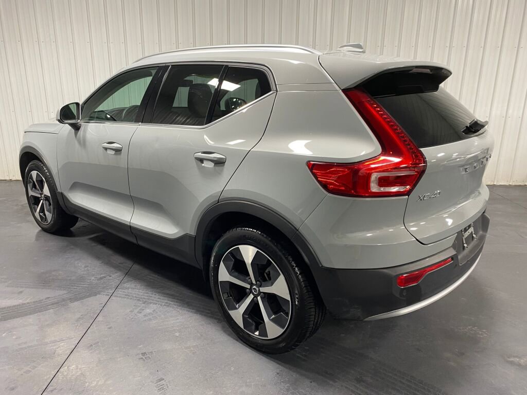 Used 2024 Volvo XC40 B5 Plus image 3