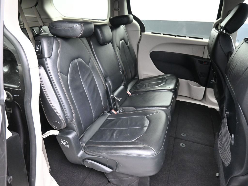 Used 2017 Chrysler Pacifica Touring-L image 24